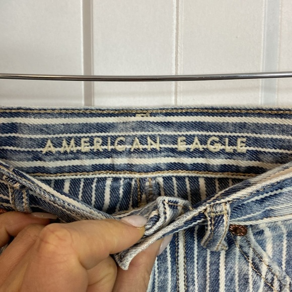 💚 American Eagle | 90s Boyfriend Striped Distressed Denim Shorts - 00 - Picture 2 of 7